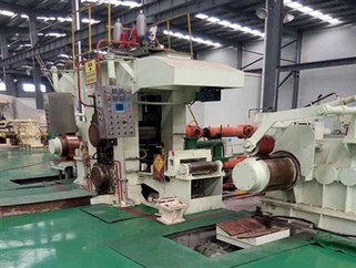 Stroj na valcovanie medenej fólie